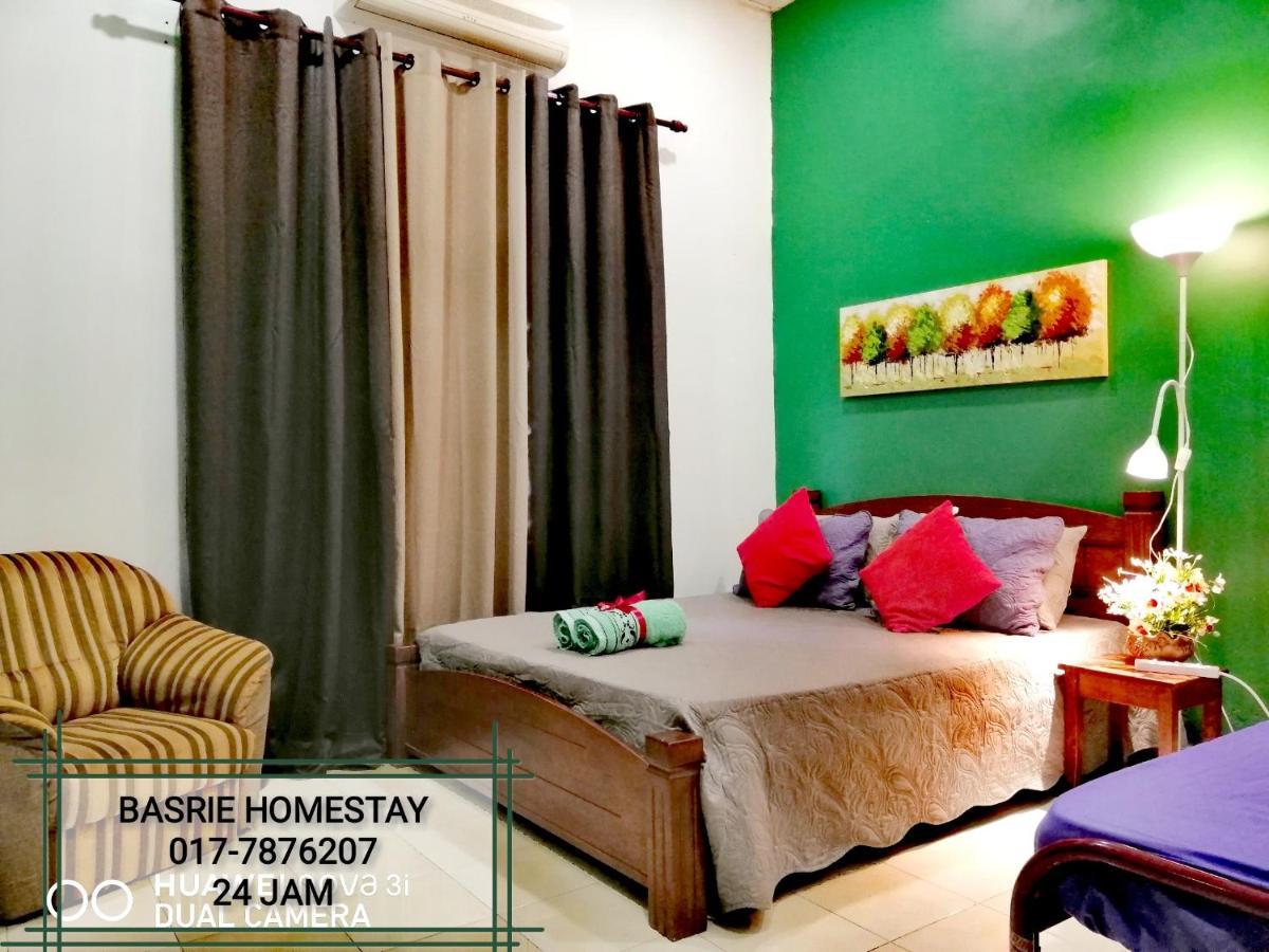 Basrie Villa "Mslim Only" - Mini Cinema , Private Pool , Wi-Fi , Netflix Muar Exteriör bild