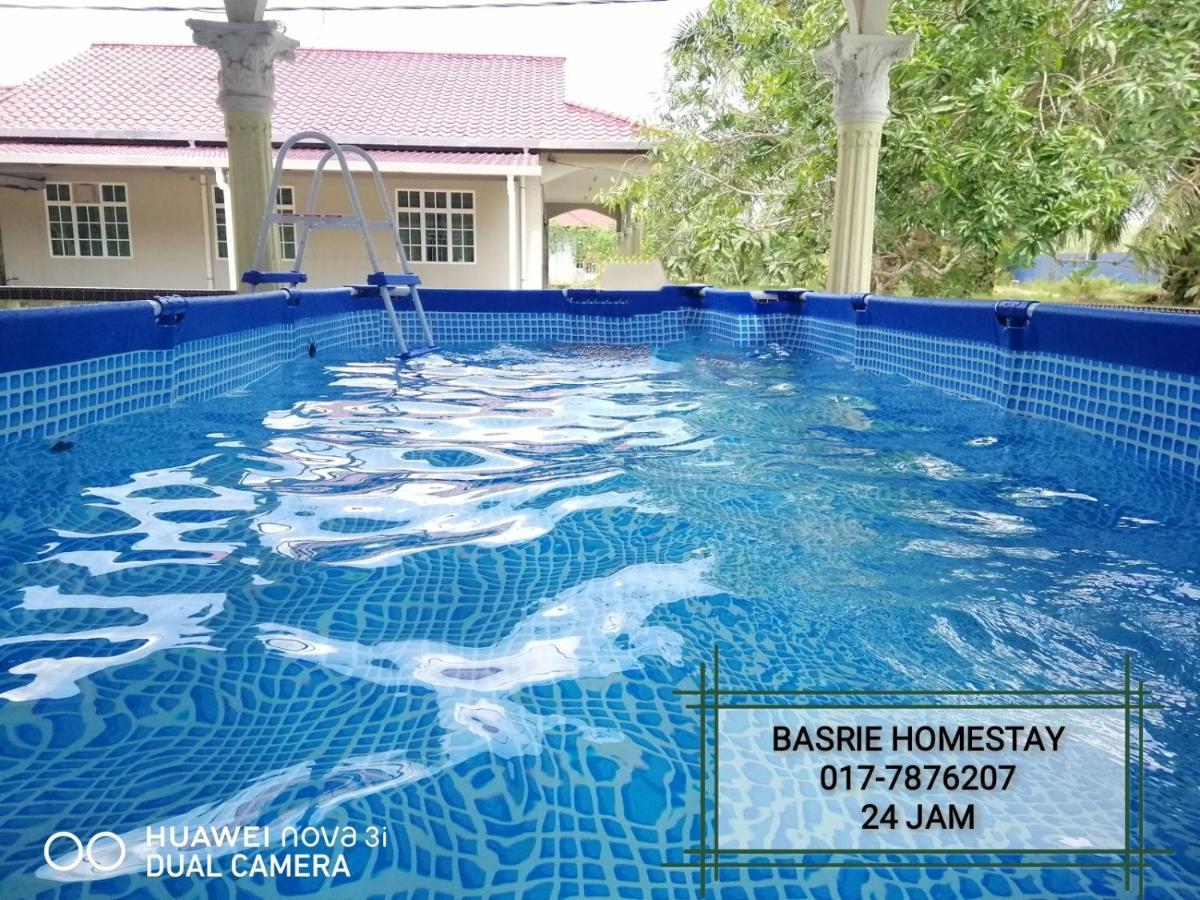 Basrie Villa "Mslim Only" - Mini Cinema , Private Pool , Wi-Fi , Netflix Muar Exteriör bild