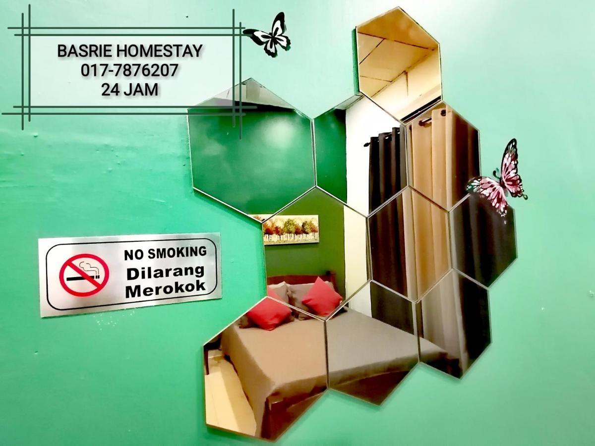 Basrie Villa "Mslim Only" - Mini Cinema , Private Pool , Wi-Fi , Netflix Muar Exteriör bild
