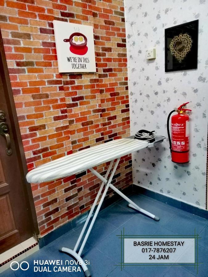 Basrie Villa "Mslim Only" - Mini Cinema , Private Pool , Wi-Fi , Netflix Muar Exteriör bild